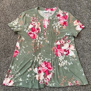 Croft & Barrow stretchy short sleeve floral blouse.  Petite small.